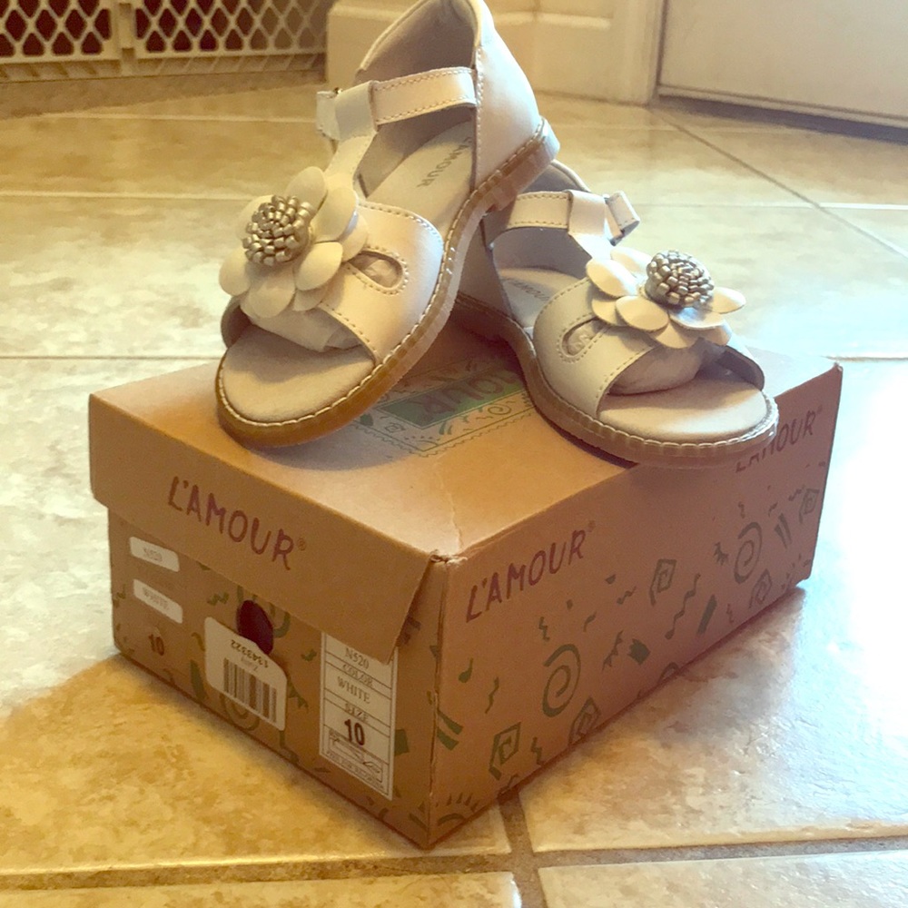 NWT Little Girls white flower sandals L’Amour